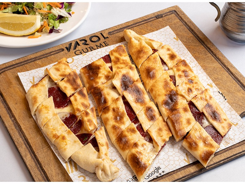Kaşarlı Sucuklu Pide