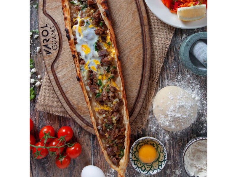 Kavurmalı Kaşarlı Yumurtalı Pide