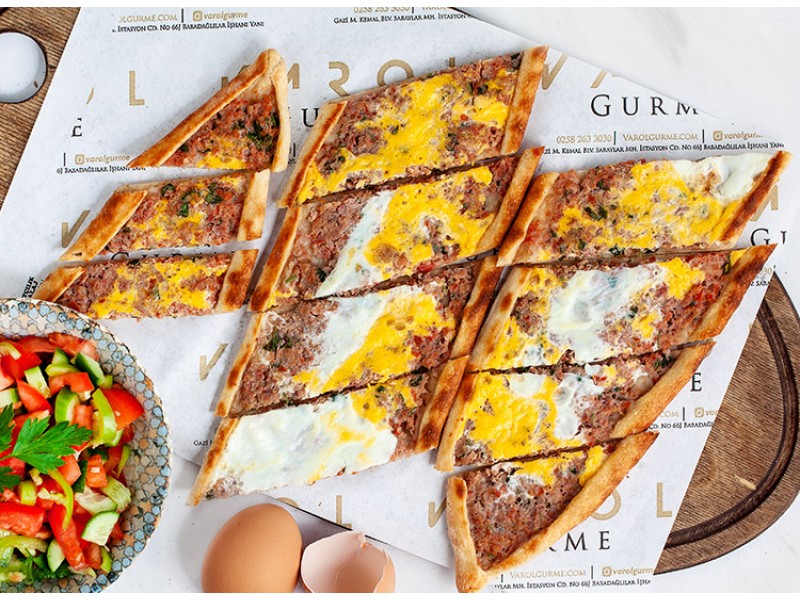 Kıymalı Yumurtalı Pide