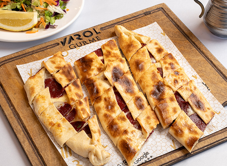 Kaşarlı Sucuklu Pide